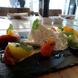 El Gaucho im Design Tower, Burrata mit Basilikumcreme