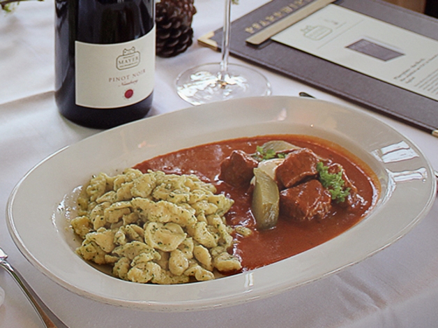 Pfarrwirt - Wiener Kalbsrahmgulasch - SEEandEAT.com