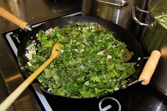 Grünes Pesto wird zubereitet