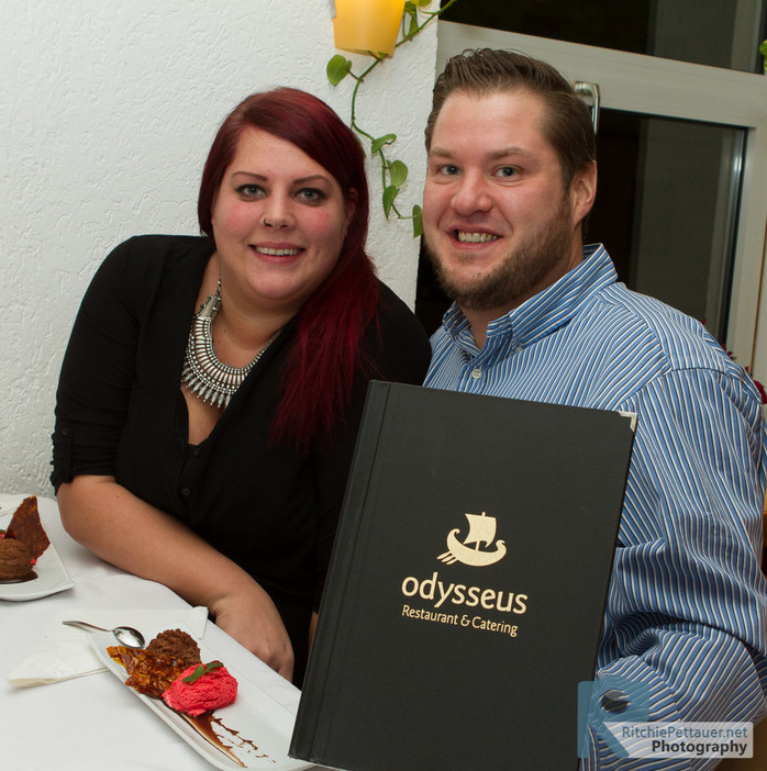 Stefanie und Alex mit Speisekarte vom Odysseus