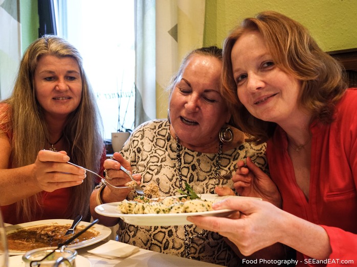 Petra, Felicitas und Nelly kosten Hirn mit Ei