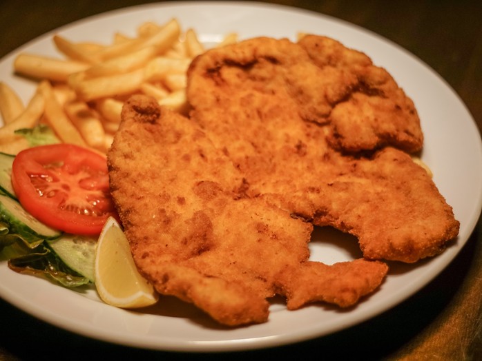 Hühnerschnitzel mit Pommes.