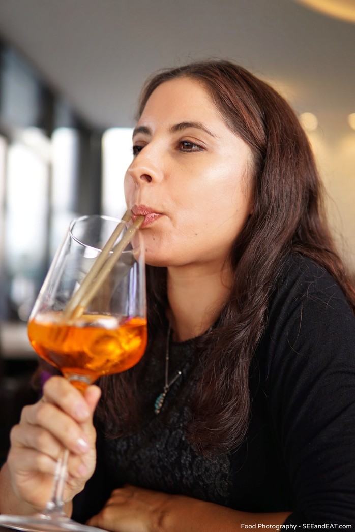 Deborah mit einem Aperol Spritz