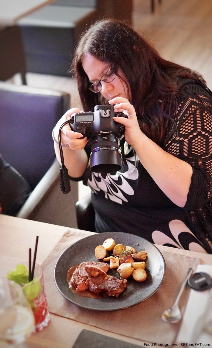 Michaela mit einem Rib-Eye Steak