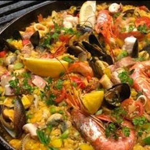 Bodega Marqués, Paella de la casa con pollo y mariscos