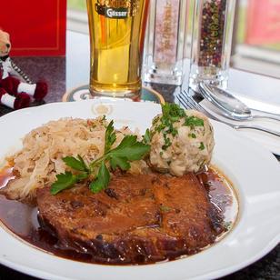 Vienna Classic, Schweinsbraten mit warmem Krautsalat und Semmelknödel