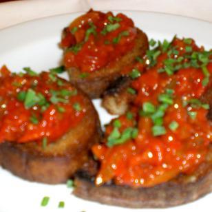 Zu den 3 Buchteln, Knoblauchbrot mit Paprika Tartare