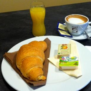 Cafe Lounge Restaurant, Frühstück Croissant