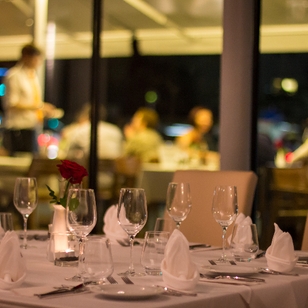 Ferdis Fisch und Steak Restaurant, Ambiente, Gedeckter Tisch, Bild: Angelo Kreuzberger