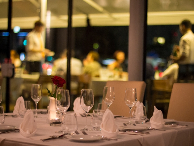 Ferdis Fisch und Steak Restaurant, Ambiente, Gedeckter Tisch, Bild: Angelo Kreuzberger
