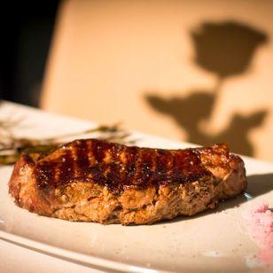 Ferdis Fisch und Steak Restaurant, Steak in der Salzkruste