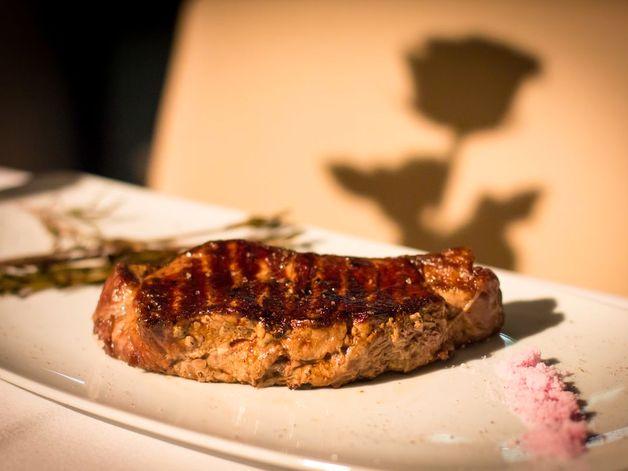 Ferdis Fisch und Steak Restaurant, Steak in der Salzkruste