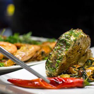 Ferdis Fisch und Steak Restaurant, Thunfisch mit Eierschwammerl