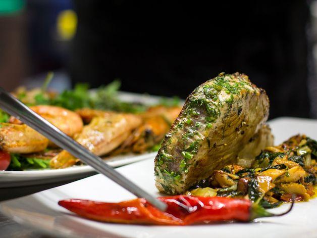 Ferdis Fisch und Steak Restaurant, Thunfisch mit Eierschwammerl